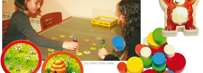 Infants jugant a jocs de taula al menjador escolar